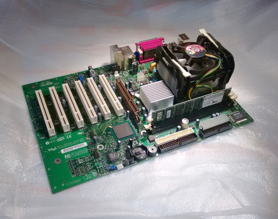 GE LOGIQ 3 5 BEP Motherboard [D845GEBV2/D845PESV [A97677] + CPU +512 MB]